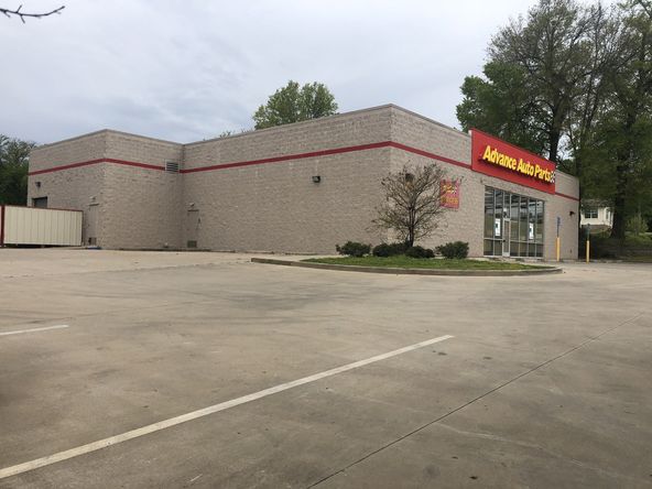 Former Advance Auto Parts - Longview : 212 E Marshall Ave, Longview, TX 75601